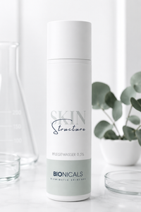 BIONICALS Skin Structure Pflegewasser mit hautfreundlichen Wirkstoffen für mehr Feuchtigkeit, eine starke Hautbarriere und die optimale Vorbereitung auf die nachfolgende Pflege.